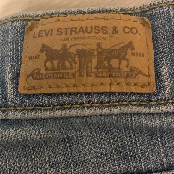 Levi’s high waisted denim shorts - Picture 4 of 5